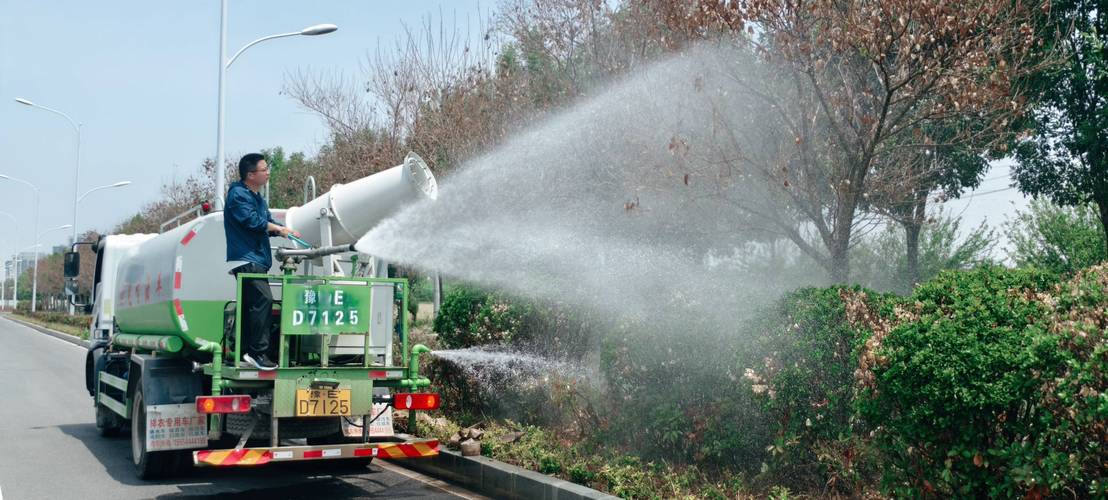 安阳市园林部门组织抗旱浇水，全面护绿保绿，提升绿化养护服务